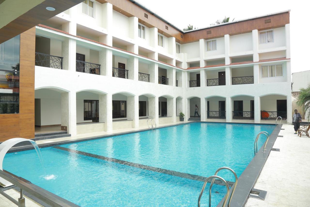 The Riviera Hotel Theni Eksteriør billede